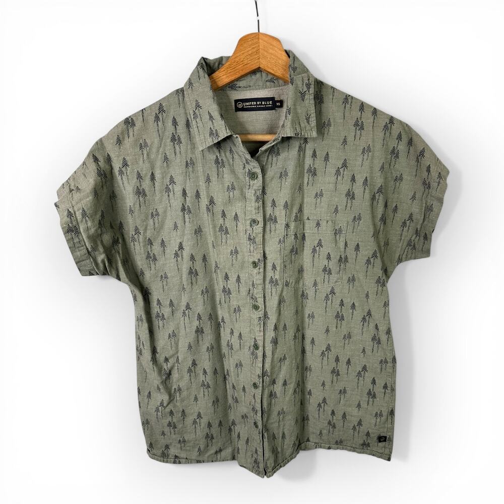 United by Blue Womens size XS Short Sleeve Natural Button Up Camp Shirt Trees